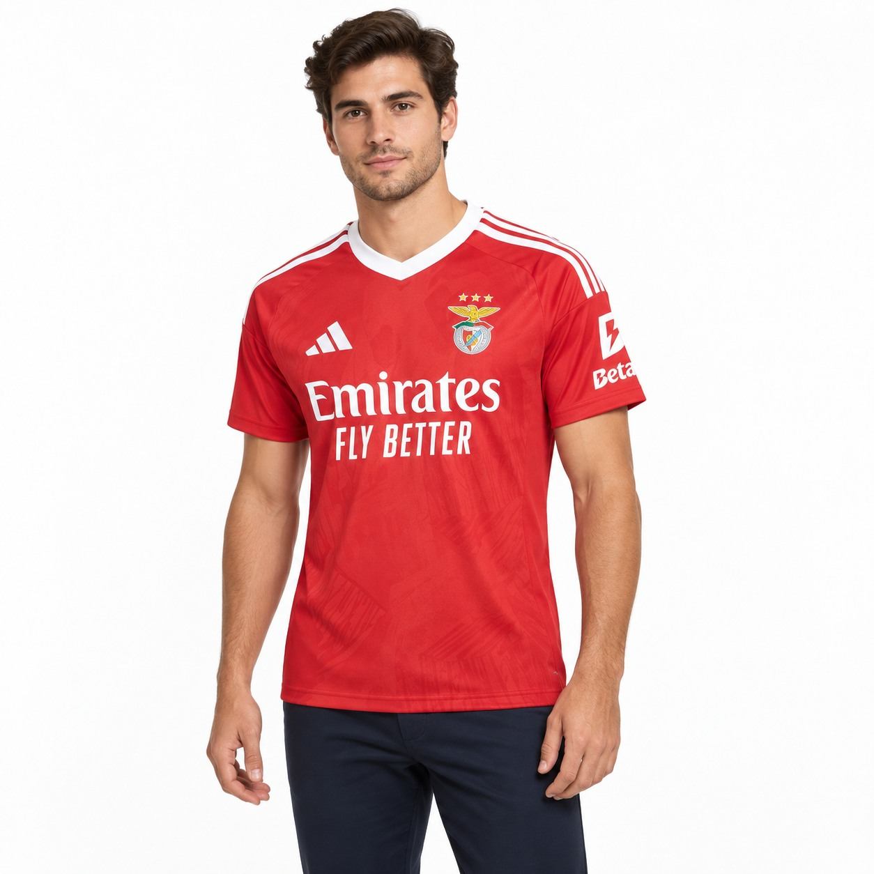 Modelo a vestir a Clássica do Benfica