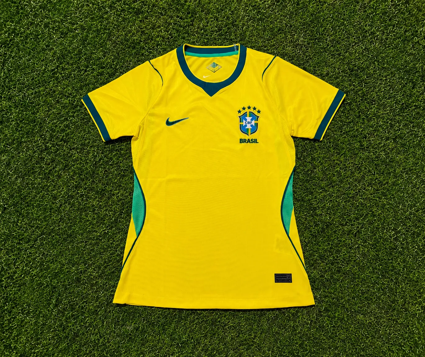 Camisa principal da Seleção Brasileira sobre relva